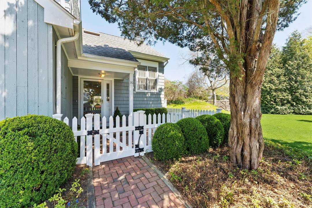 Spacious 2 Bedroom, 3 Bath End Unit at the Coveted Patio Villas Grab this opportunity to own a beautifully maintained end unit offering both privacy and convenience.