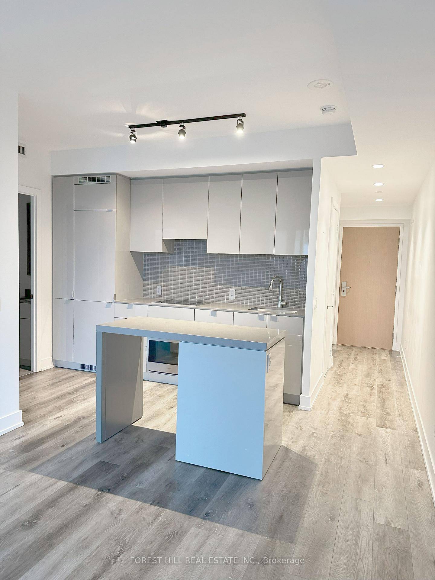 Bright amp ; Sunny 1 Bed with Western Exposure Balcony and Unobstructed City Views YC Condo Yonge College.