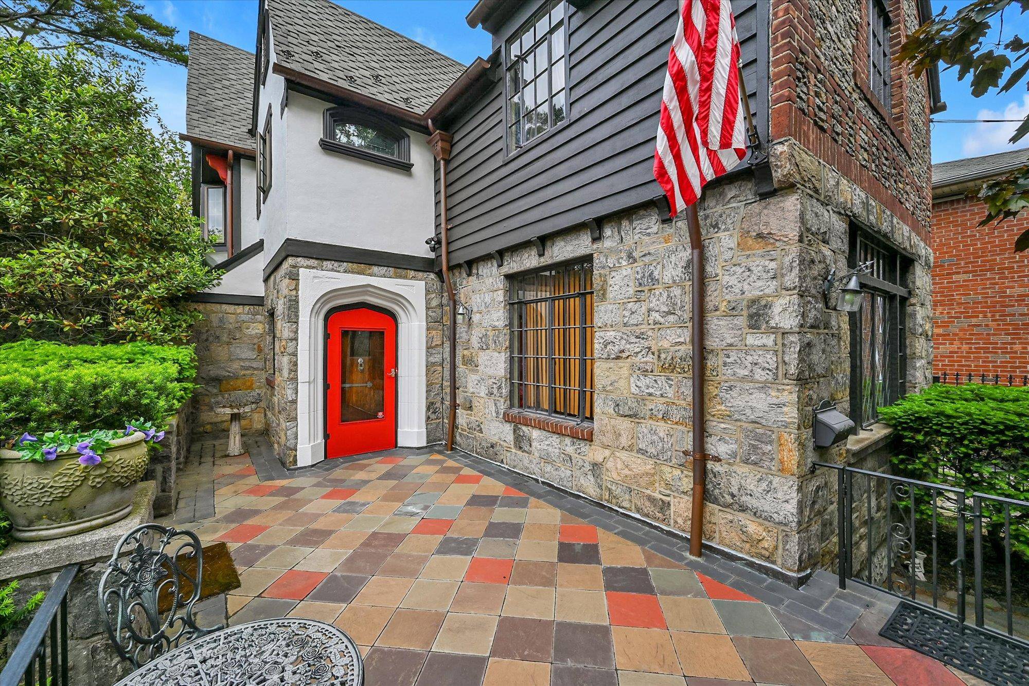 Beautiful picturesque Tudor 3 bedrooms 2.