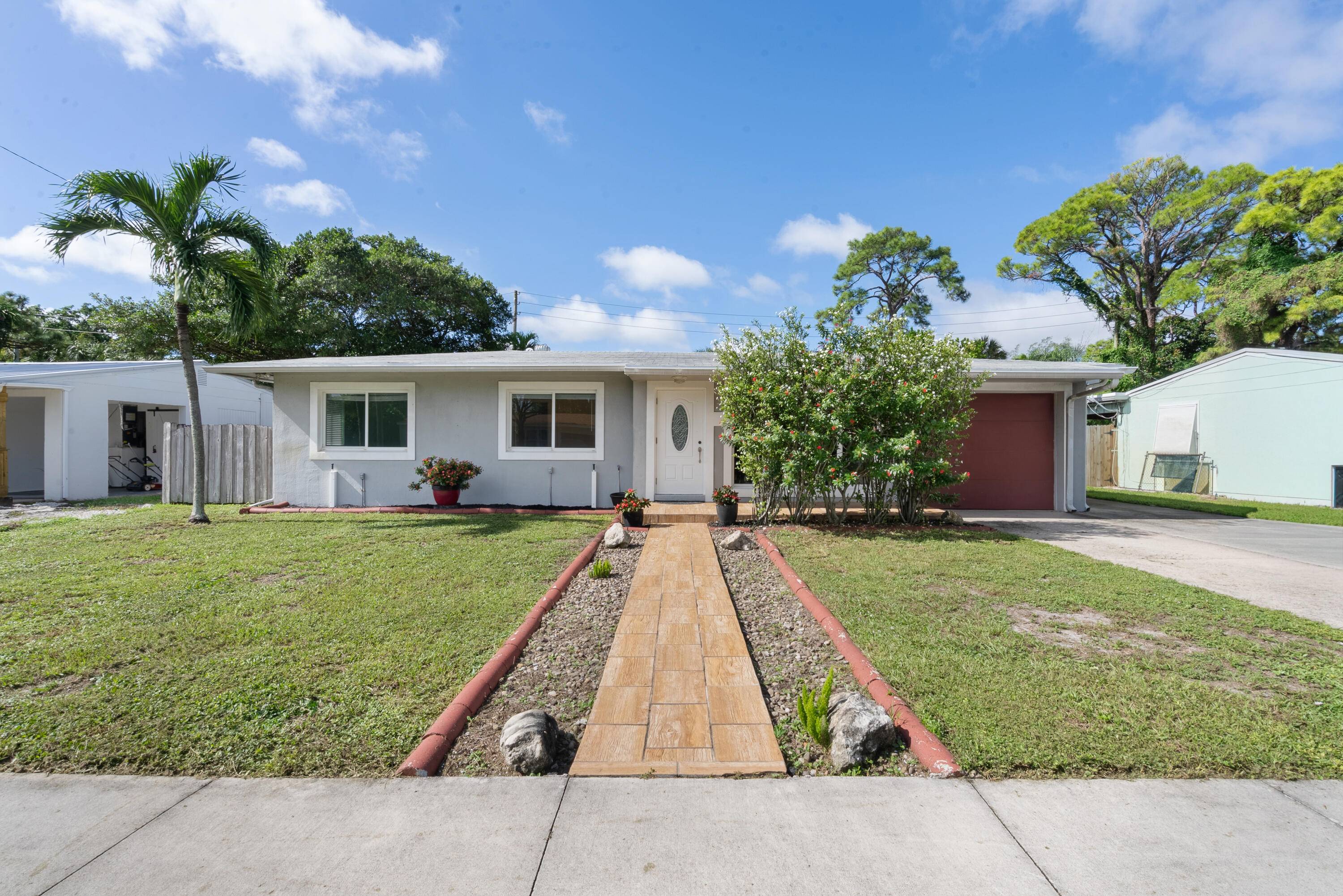 Enjoy Florida living in this charming 3 bedroom, 2 bath home just 1 block from beautiful Lake Osborne !