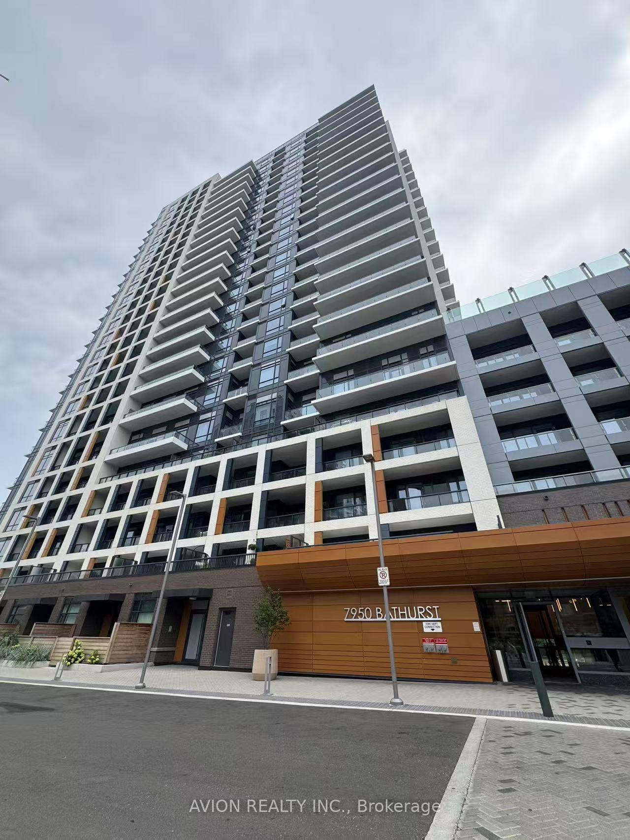 Move into this stunning west 2 bedroom suite at Beverley Condos, crafted by Daniels Homes !