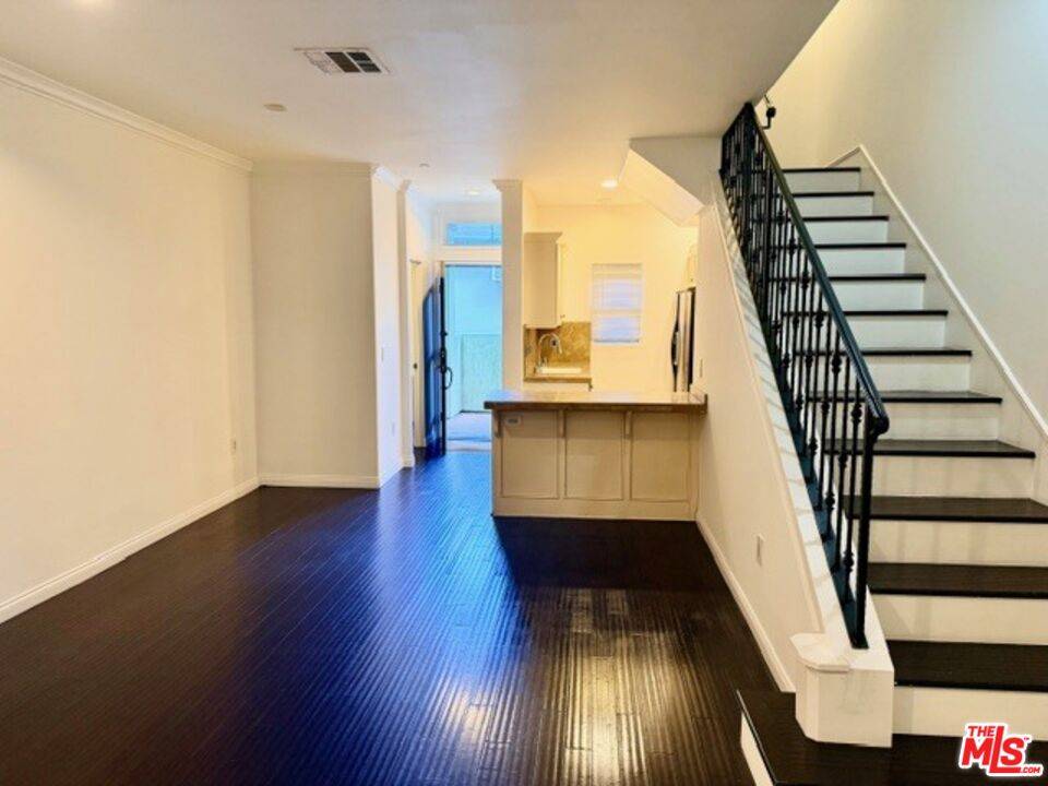 917  N Sierra Bonita Ave 3BR Hollywood Hills East La