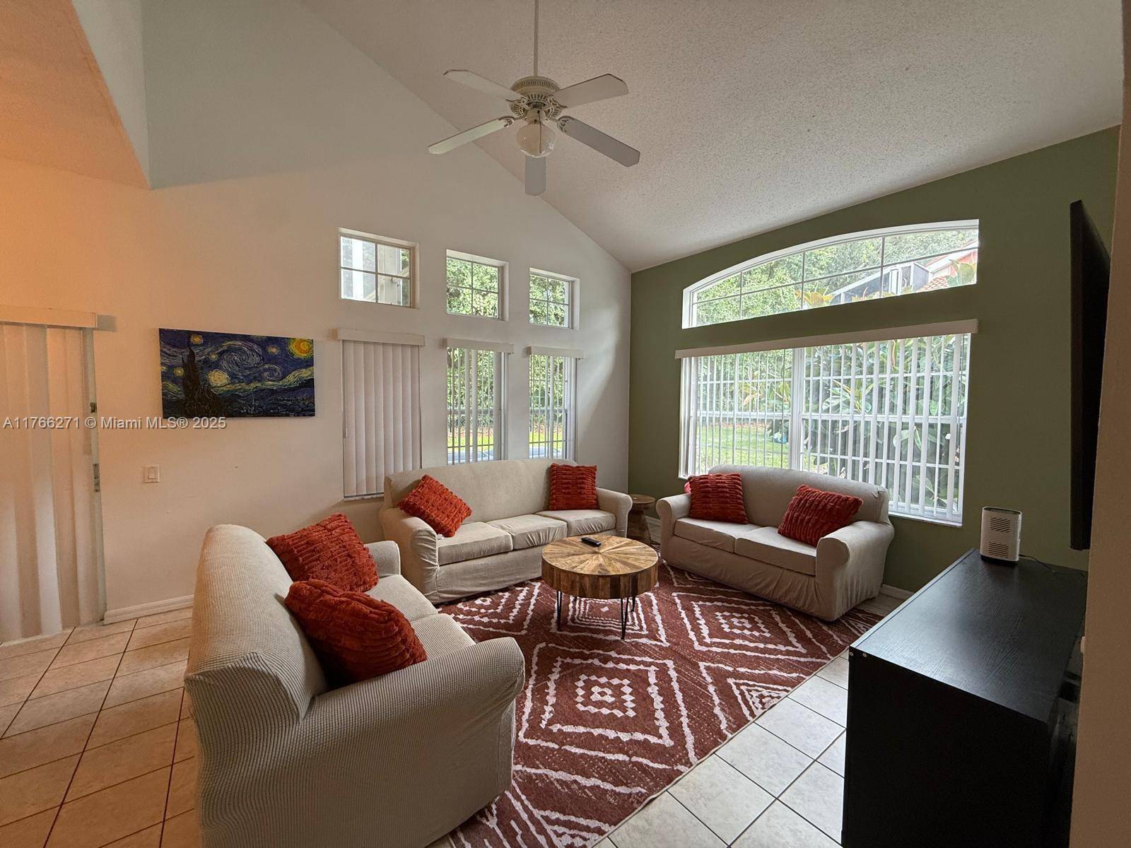 Discover this stunning townhouse for sale, perfect for investors and vacationers alike !