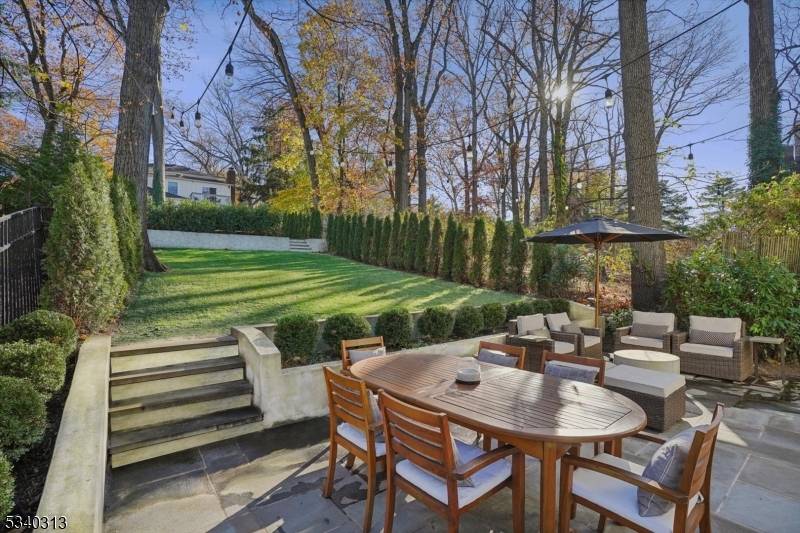 This light filled 5BR, 3.