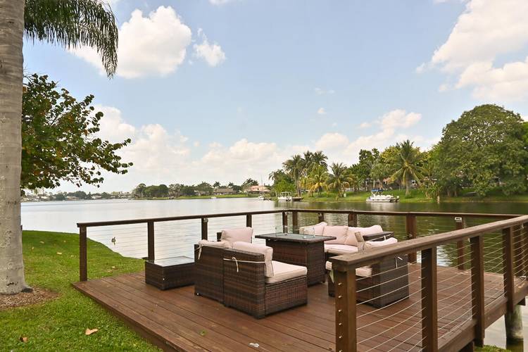 Off seasonal Rental. Enjoy the Florida summer in this beautiful residence, which is directly waterfront on Lake Wellington !