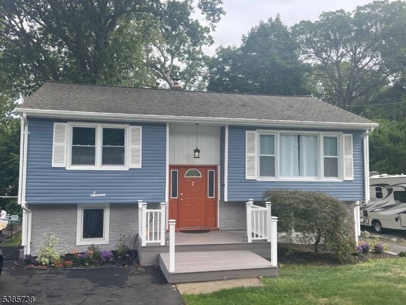 'WOW BETTER THAN NEW WITH NOTHING TO DO BEST DESCRIBES THIS 4 5 BEDROOM BI LEVEL HOME WITH NEWER WHITE QUARTZ KITCHEN, ADDITIONAL LOWER LEVEL KITCHEN, NEW DRIVEWAY, DETACHED OVERSIZED ...