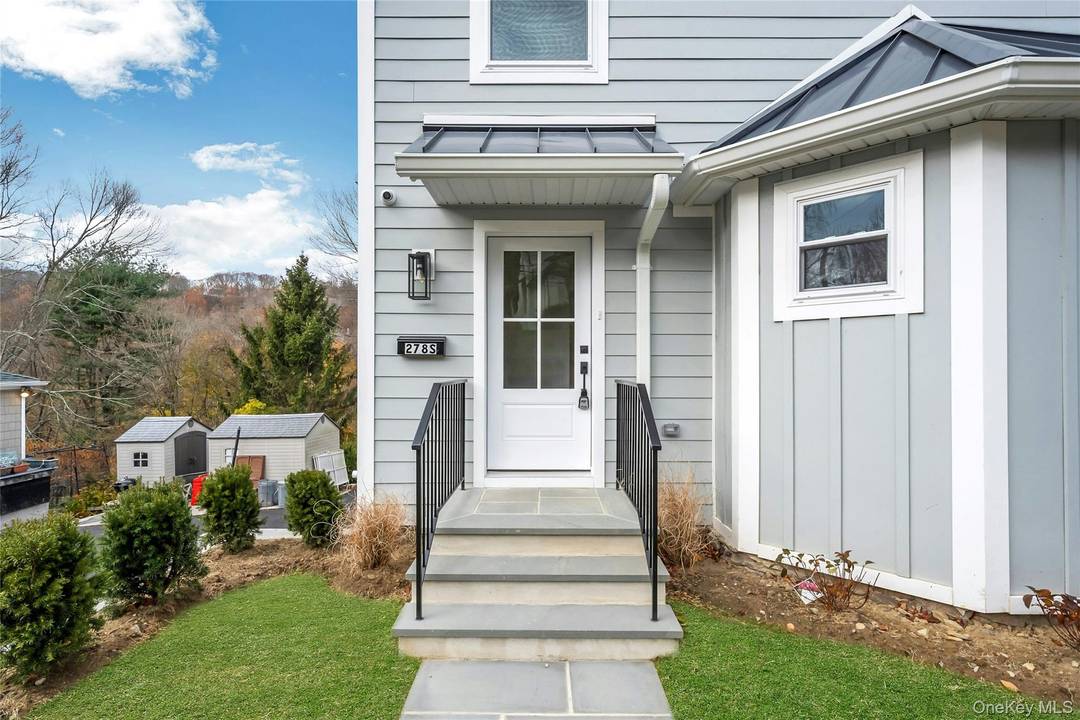 COMUTERS DELIGHT ! ! ! COMPLETELY RENOVATED DUPLEX IN DESIRABLE PLEASANTVILLE !