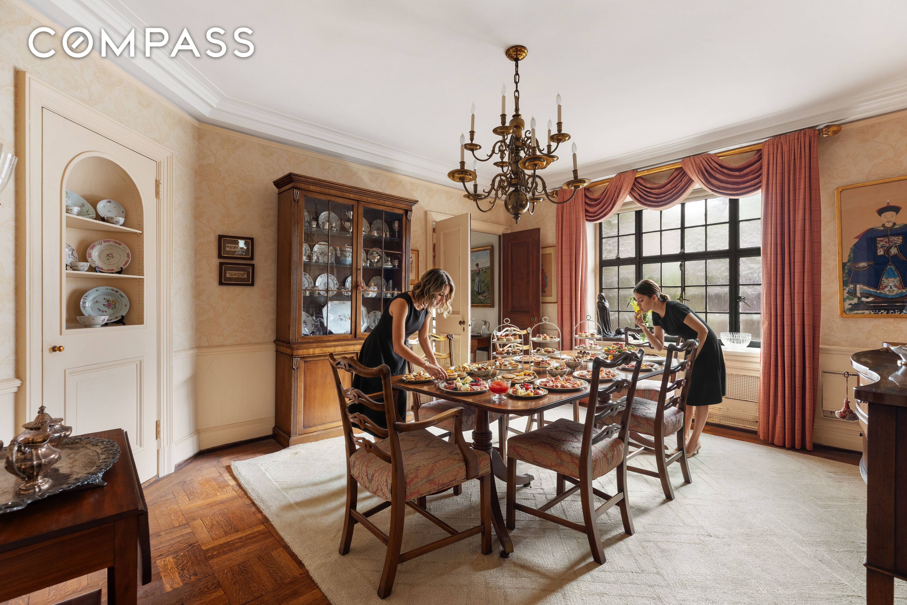 South facing and corner situated, Residence 4B at 136 East 79th Street captures the elegance of prewar architecture while offering a flexible, livable layout.