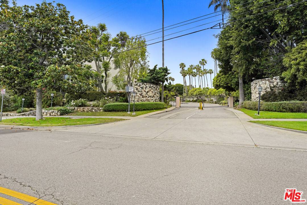 271  S Barrington Ave 2BR Brentwood La