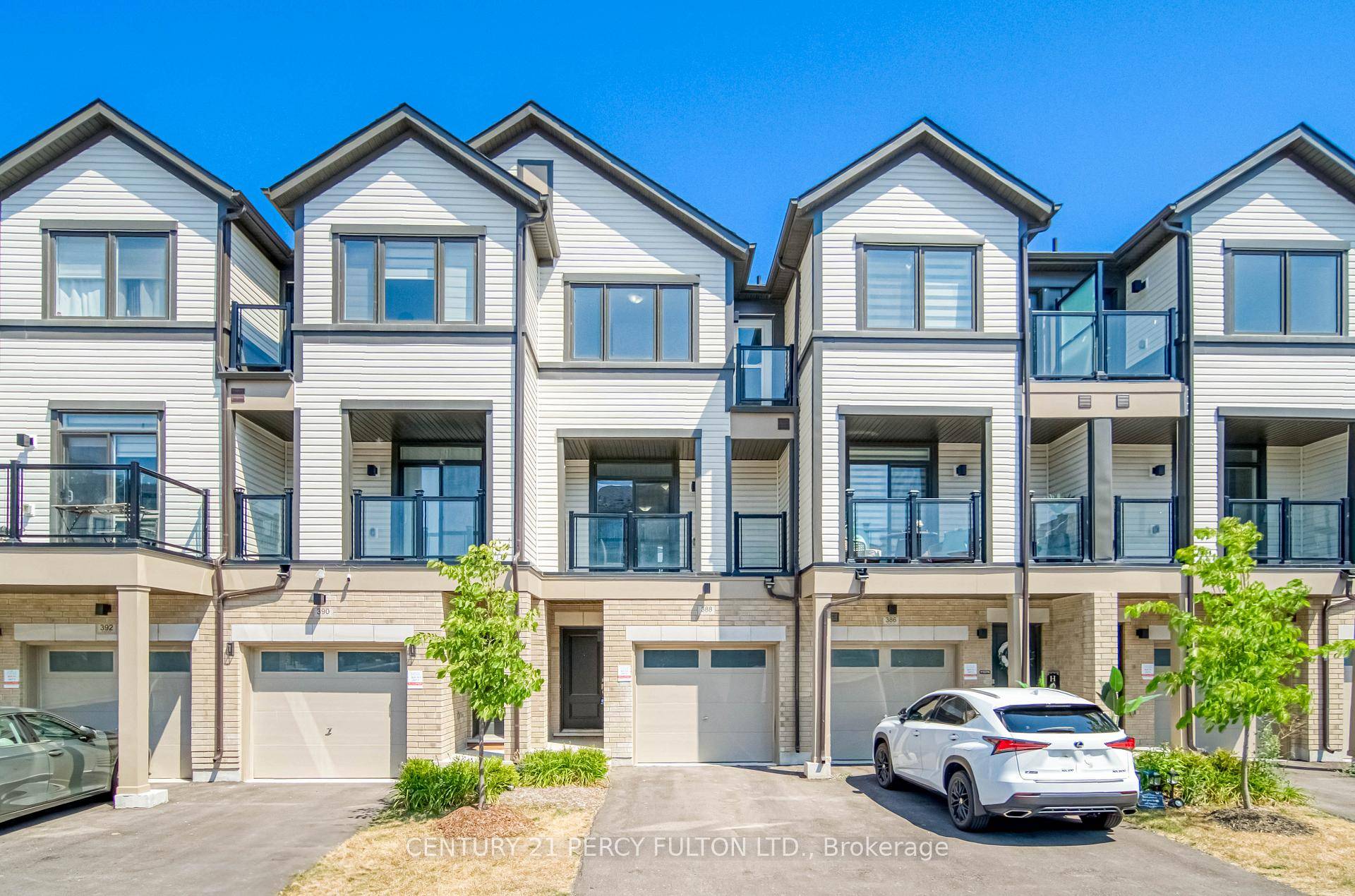 Modern Freehold Townhouse in Sought After Donevan Community !