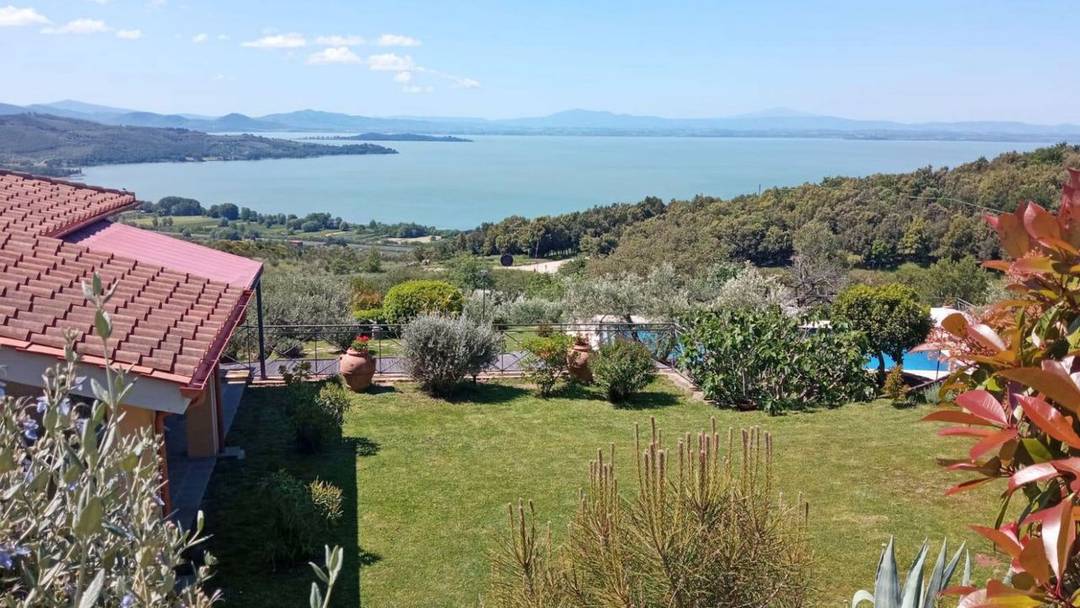 Prestigious property with luxurious villa, panoramic pool, 2 hectares of land and views of Lake Trasimeno for sale in Umbria.