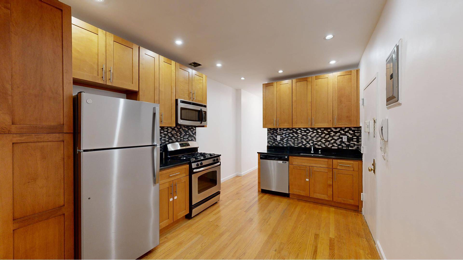 Spacious Bright 2 Bedrooom with Laundry in Yorkville.