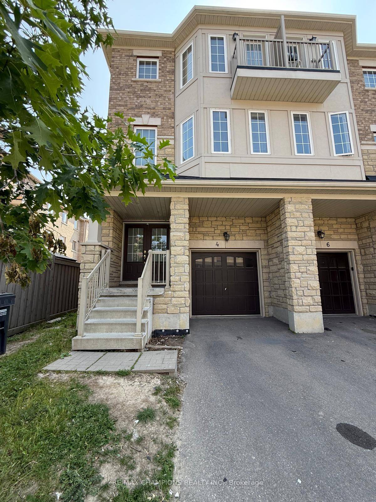 Gorgeous Freehold Town House End Unit Like Semi, Step From Turnberry Golf Course, Close To Hwy 410, Schools, Park, Go, Brampton Transit, Trinity Common Mall, All Laminated Floors, No Carpet ...