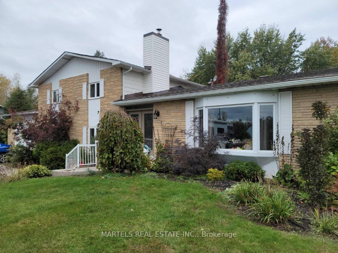 BETWEEN Limoges amp ; Casselman, just 30 min to Hwy 417 174, WELL DESIGNED 4 bed 1 used as a den amp ; library, UPDATED 3 bath custom home sits ...