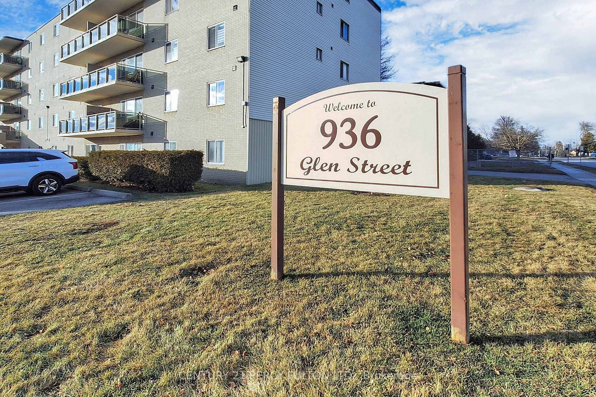 Bright amp ; Spacious Luxurious 800 SF Two Bedroom Condo Apartment Like No Other In A Very Well Kept Building With Onsite Live in Superintendent.