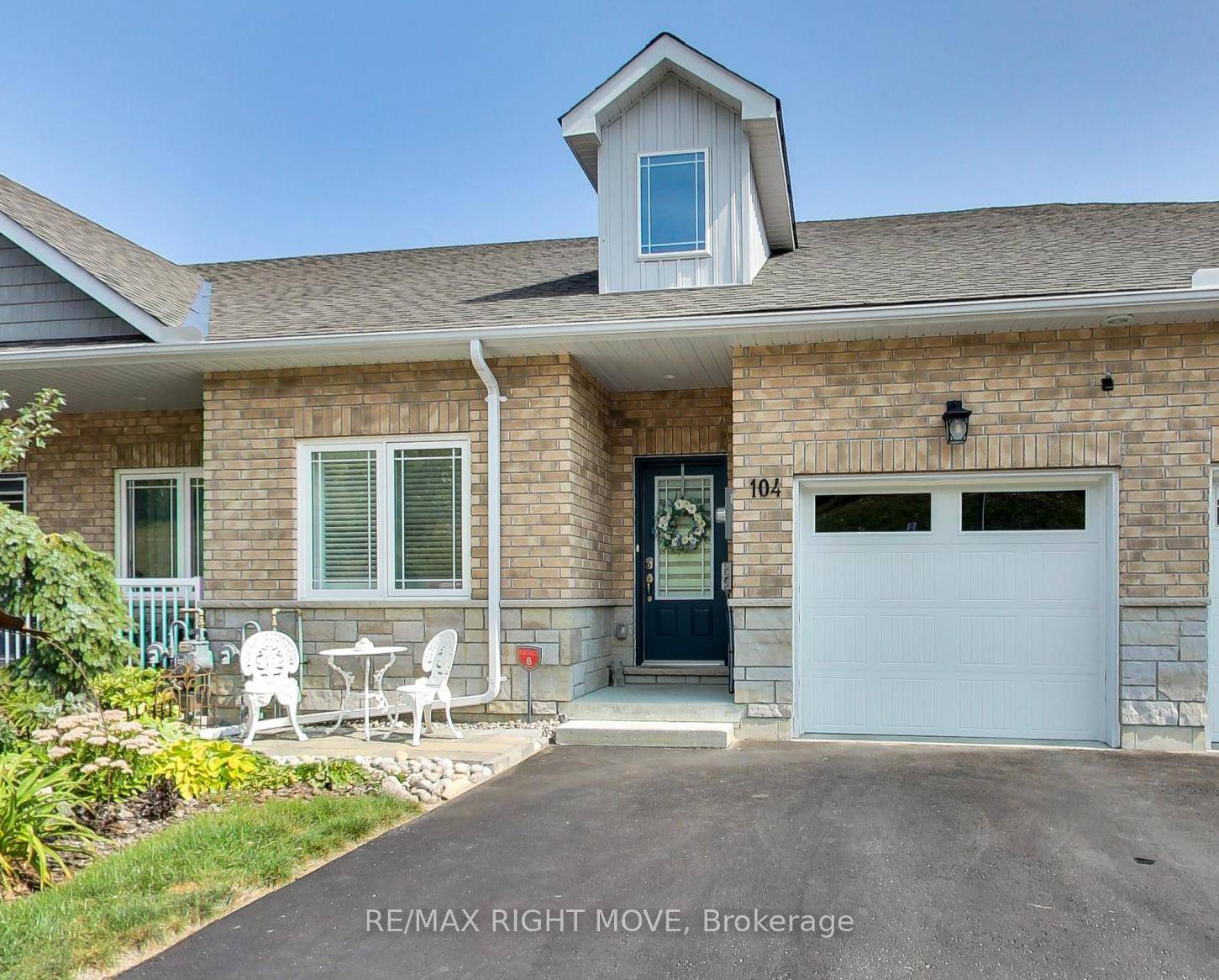 The WALKOUT BASEMENT BUNGALOW Townhouse in Orillia's North Lake Village is the RIGHT MOVE for those seeking VALUE ADDED FEATURES, downsizing exterior yard work but not compromising on space.