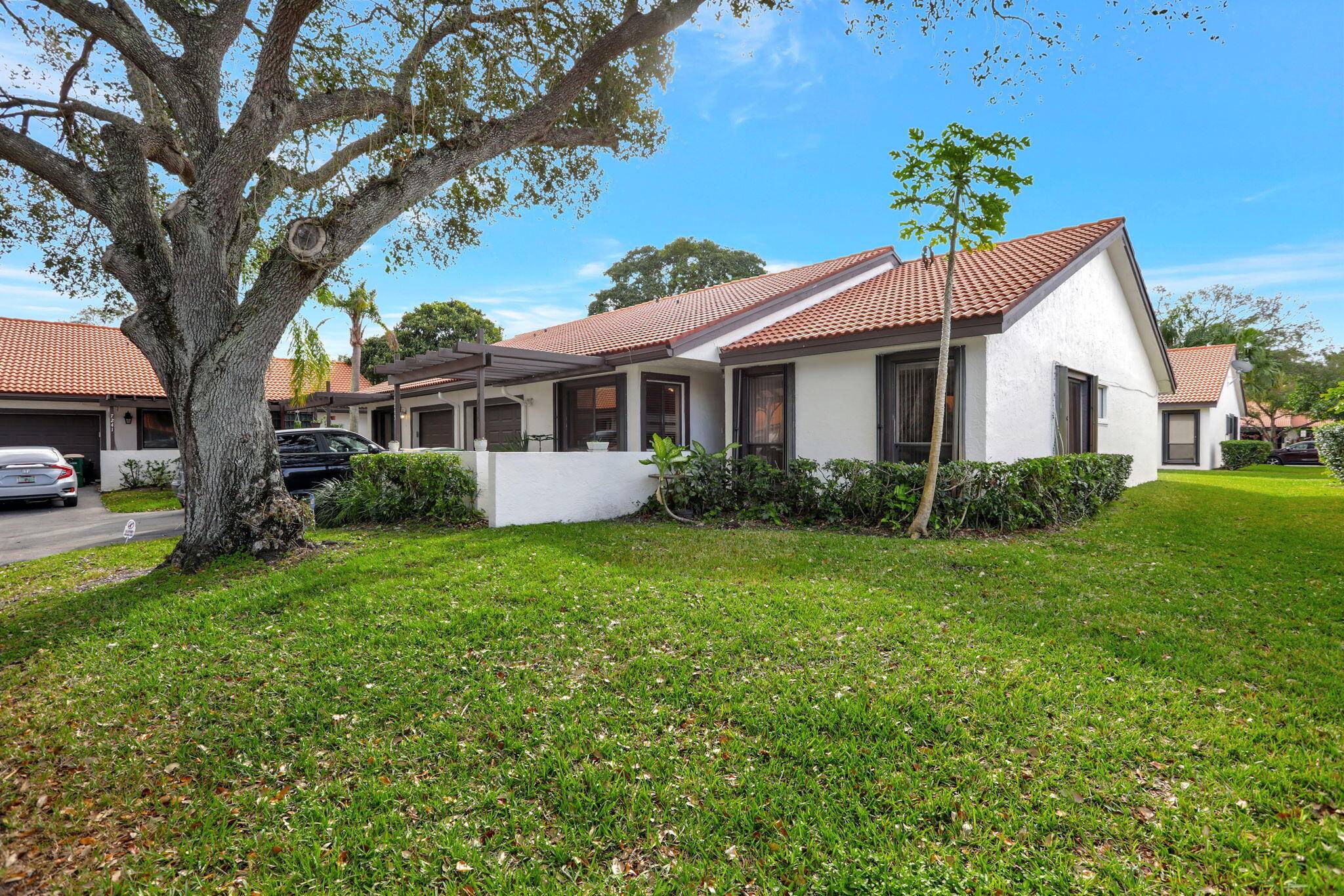 Gorgeous 1 story, light bright 2 2 fee simple Villa with Family Room 1 Car Garage !