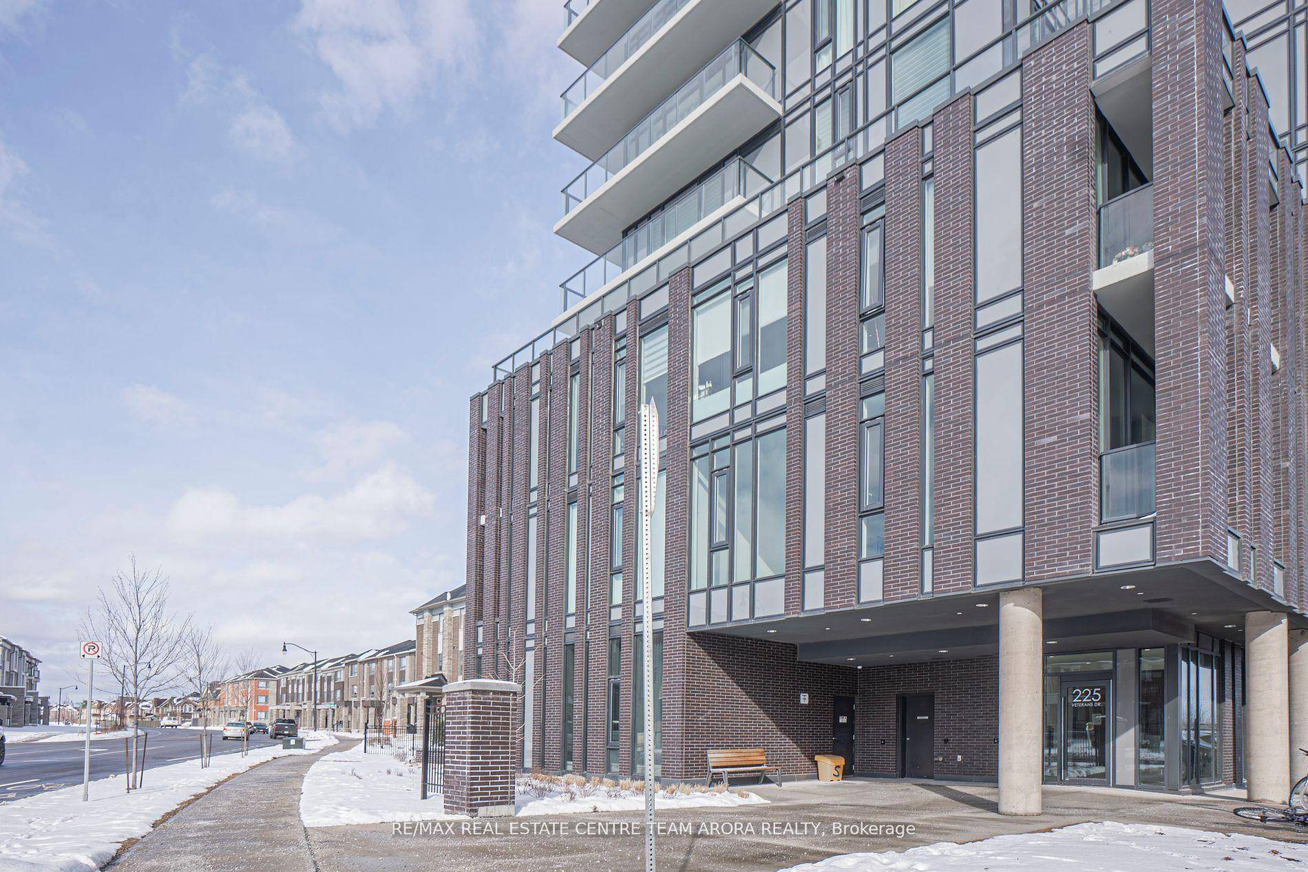 Amazing 2 bedroom den 2 bathroom condo Corner unit with Breathtaking Views available for Sale in the Heart of Mt.