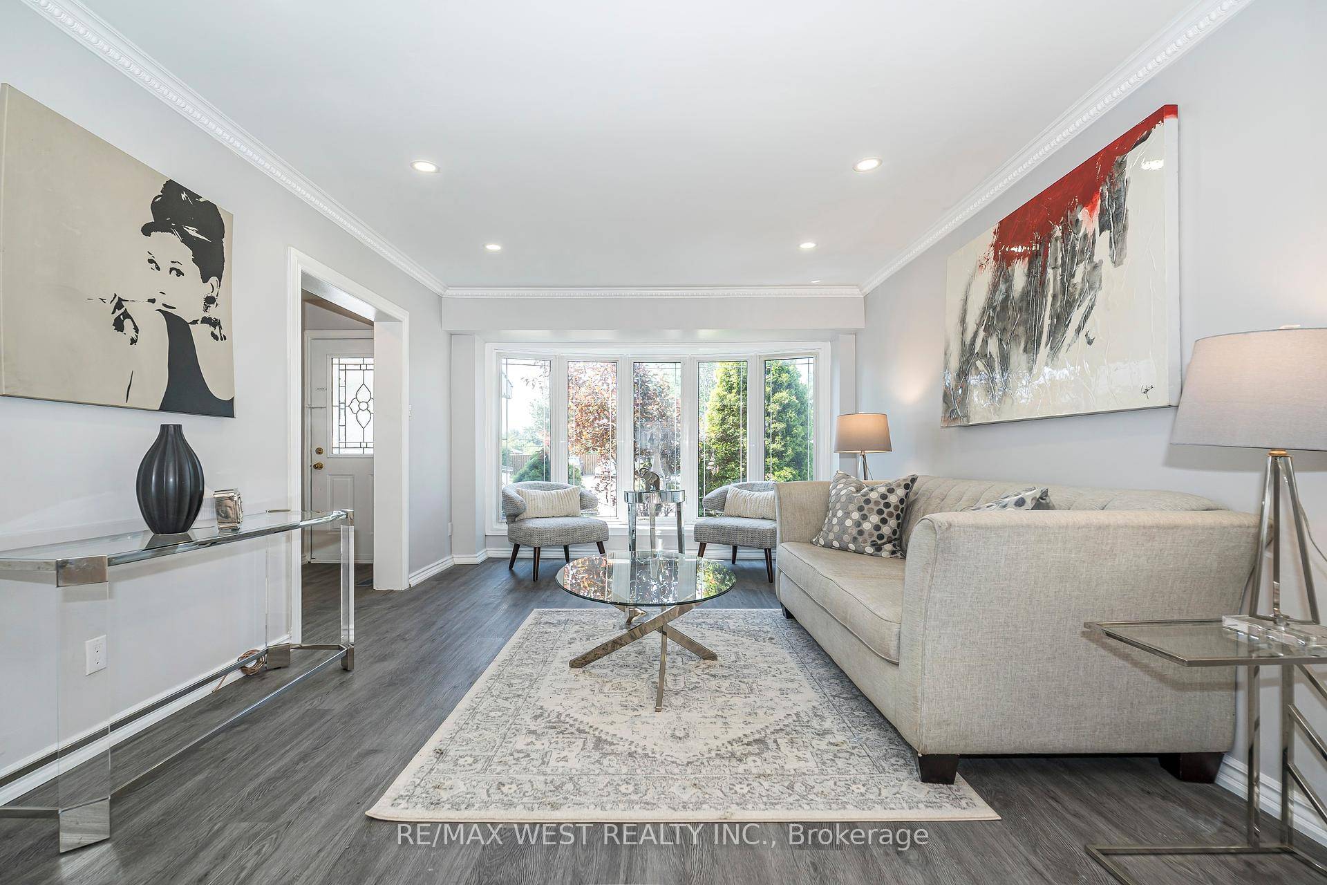 WOWZA ! ! Freshly Renovated Modern 2 Storey, 4 1 Bedrooms, 3 Bathrooms Family Home Nestled In The Heart Of Frasers Corners !