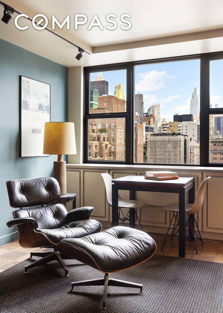 Perfectly positioned at the corner of historic Irving Place and 18th Street in the heart of Gramercy, this spacious apartment boasts protected northern exposures with open views of iconic New ...