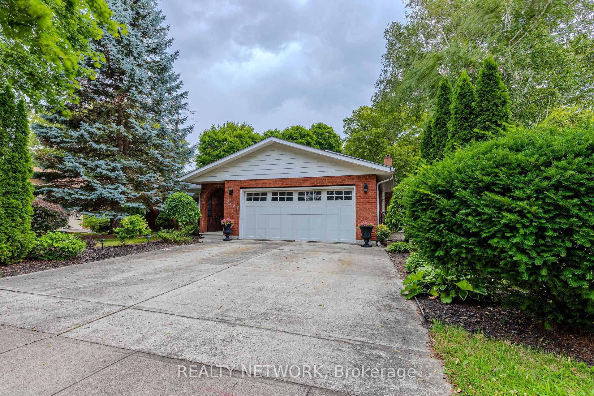 Welcome to this beautiful maintained and completely refreshed home that truly has it all !