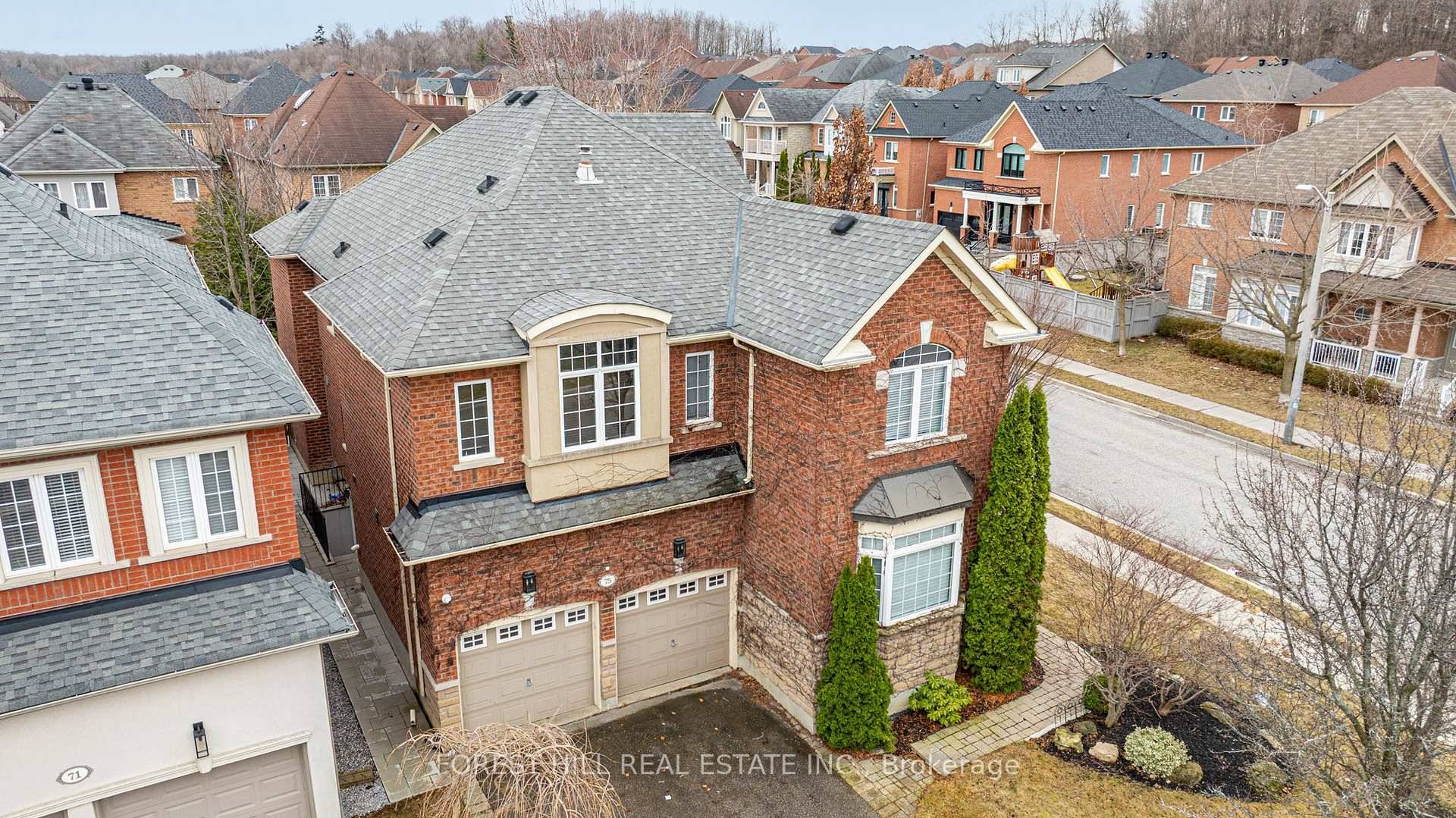 Stunning Designer Home on Premium Corner Lot in Thornhill Woods !