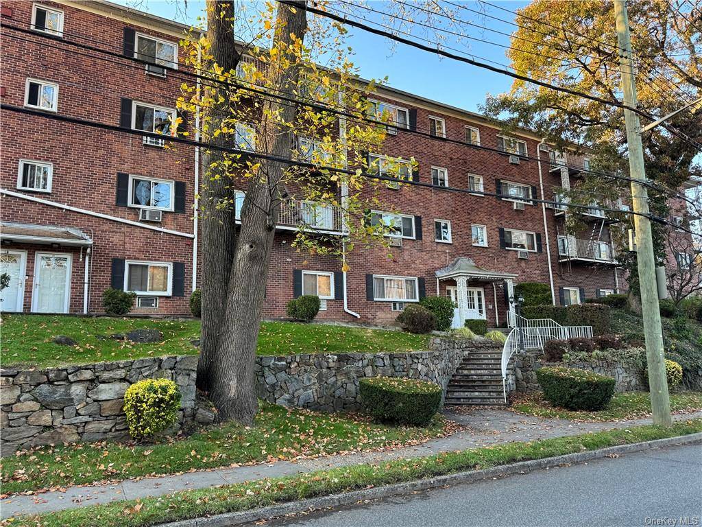This spacious Coop features updated eat in kitchen, large living room with gleaming hardwood floors, 2 large bedrooms with new flooring and updated bath.