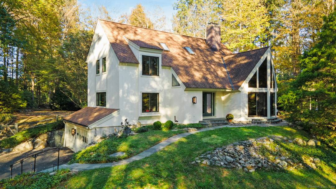 A showcase of late Mid Century inspired architecture, this exceptional custom built home combines striking design with a tranquil private setting just minutes from town.