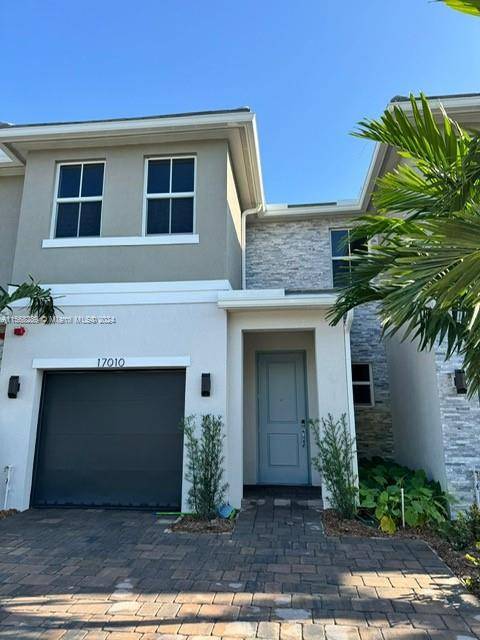 Beautiful new Townhouse at Merrick Square with 3 Beds, 2.