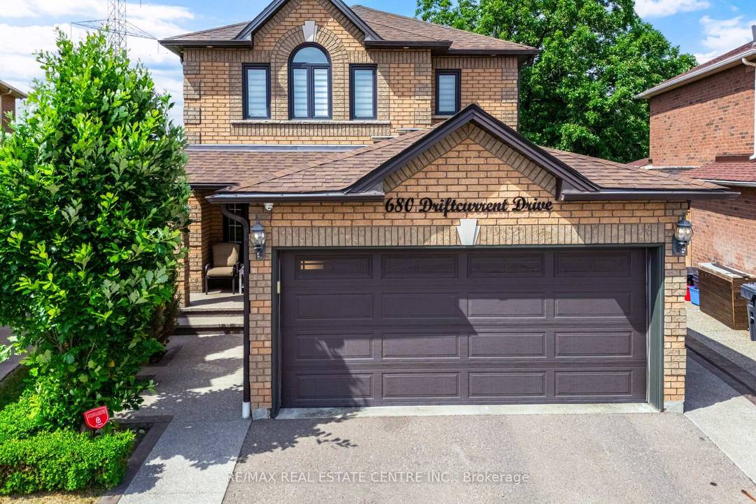 Beautiful basement studio apartment in a detached property in Hurontario.