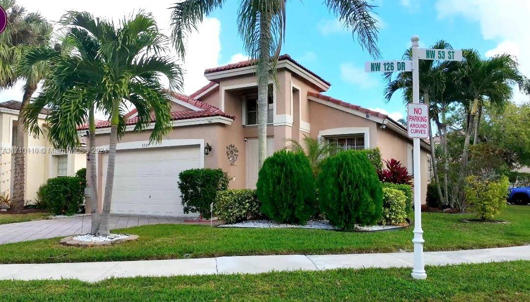 If only the best will do, this stunning 4 bed, 2 bath pool home in Mayfair Wyndham Lakes is your dream come true !