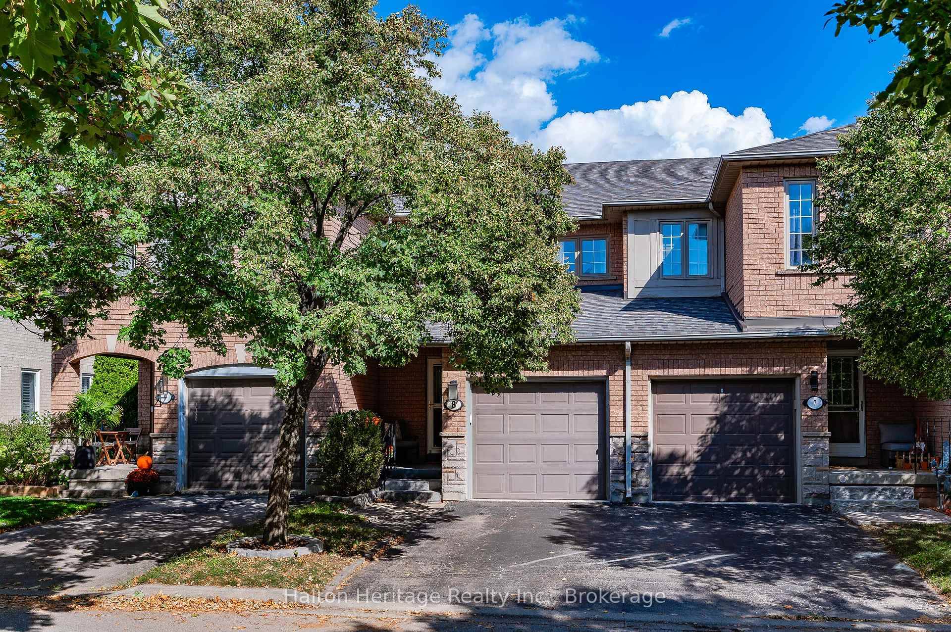 Highly sought after enclave, on the Burlington Oakville border, this tastefully appointed townhouse is located in a private quiet family friendly neighbourhood.
