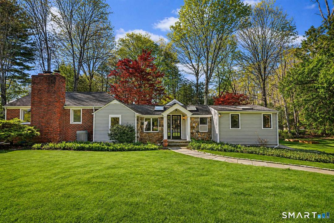 Set on 1. 53 beautifully landscaped acres on a quiet New Canaan cul de sac, this single level home offers a rare blend of style, functionality, and flexibility in one ...