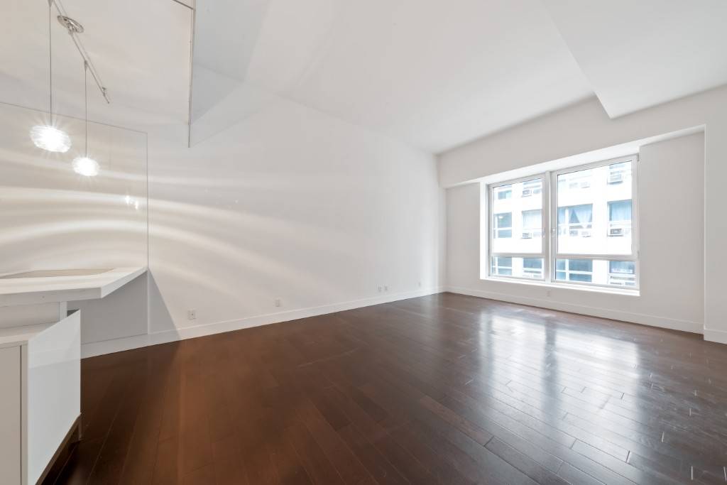 South facing, oversized studio at 580sqft, ample closet space and dramatic 12 foot ceilings.