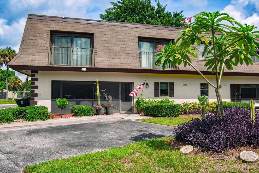 Beautifully well maintained two story townhome nestled in the quiet, family oriented community of Chateau on the Knoll, located in the heart of Boca Raton.