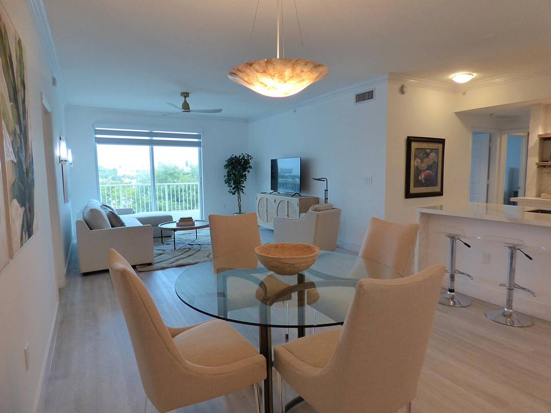 This newly updated and beautifully furnished 3 bedroom condo in The Moorings at Lantana is available for seasonal rent.