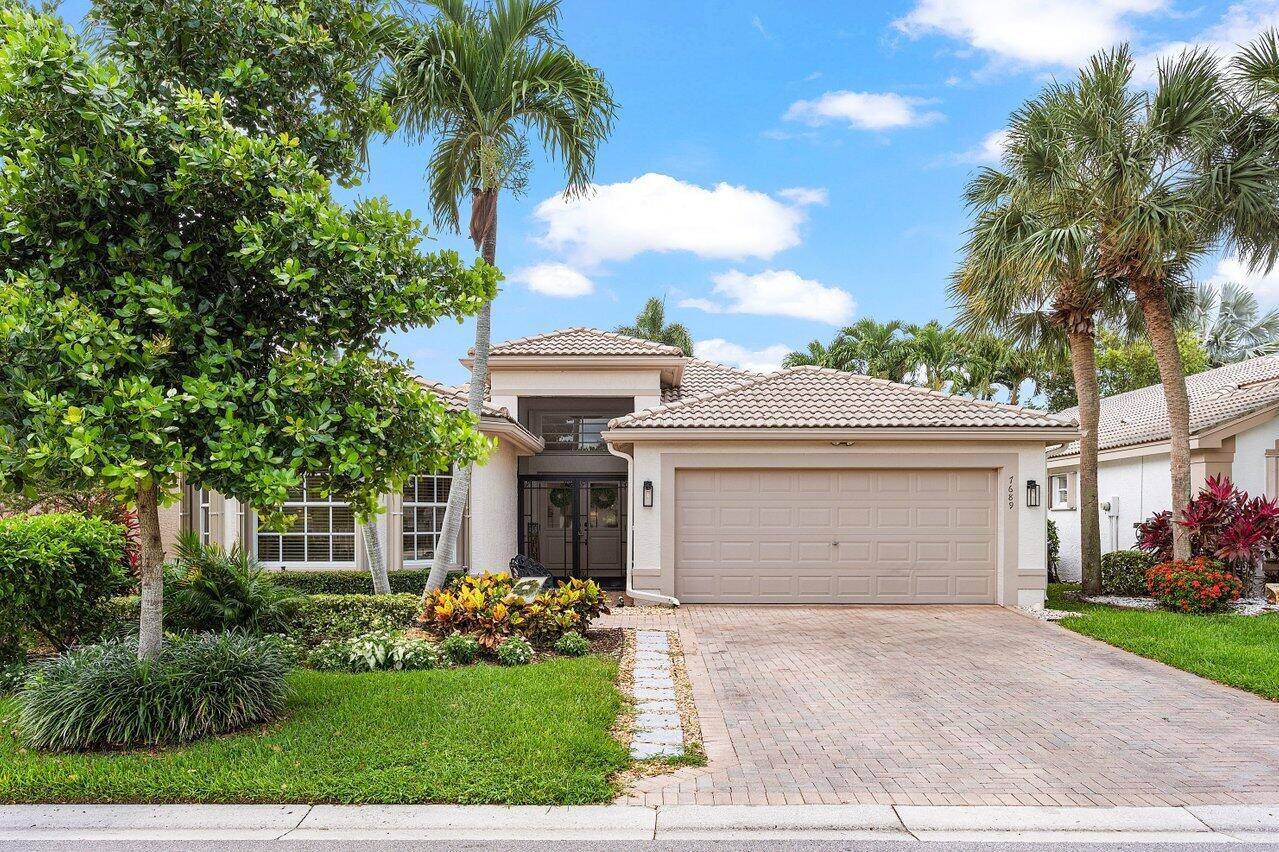 Behold this Coral model that sits on a meticulously landscaped, lakefront private lot.