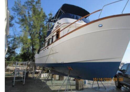 PERFECT CONDITION 1990 MARINE TEADER 38 AND LIVEABOARD SLIP LEASEHOLD IN THE HEART OF KEY WEST.