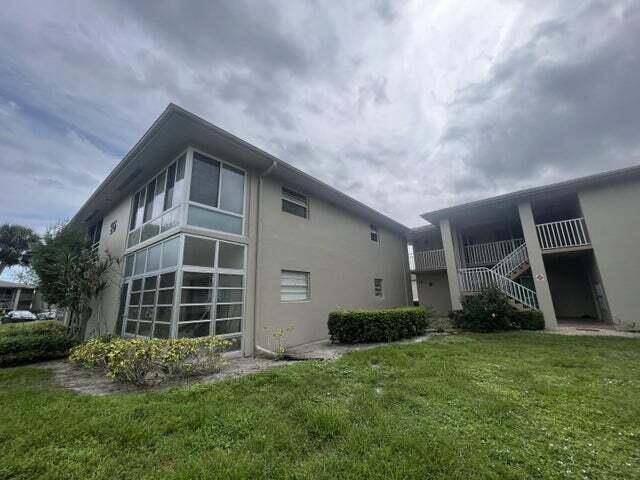 Beautiful Vista St. Lucie condo with modern renovations and an affordable price point !