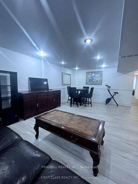 Great Location And Well Maintained 2 Bedrooms Bunglow On Quite Crosby Area Of Richmond Hill.