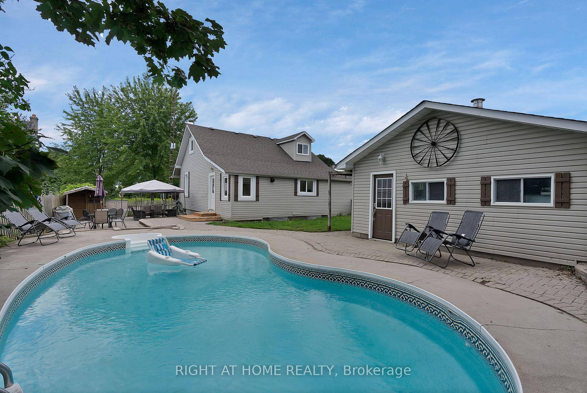 In Ground Pool Discover the perfect blend of quiet rural charm and modern convenience in this beautiful and newly renovated home.