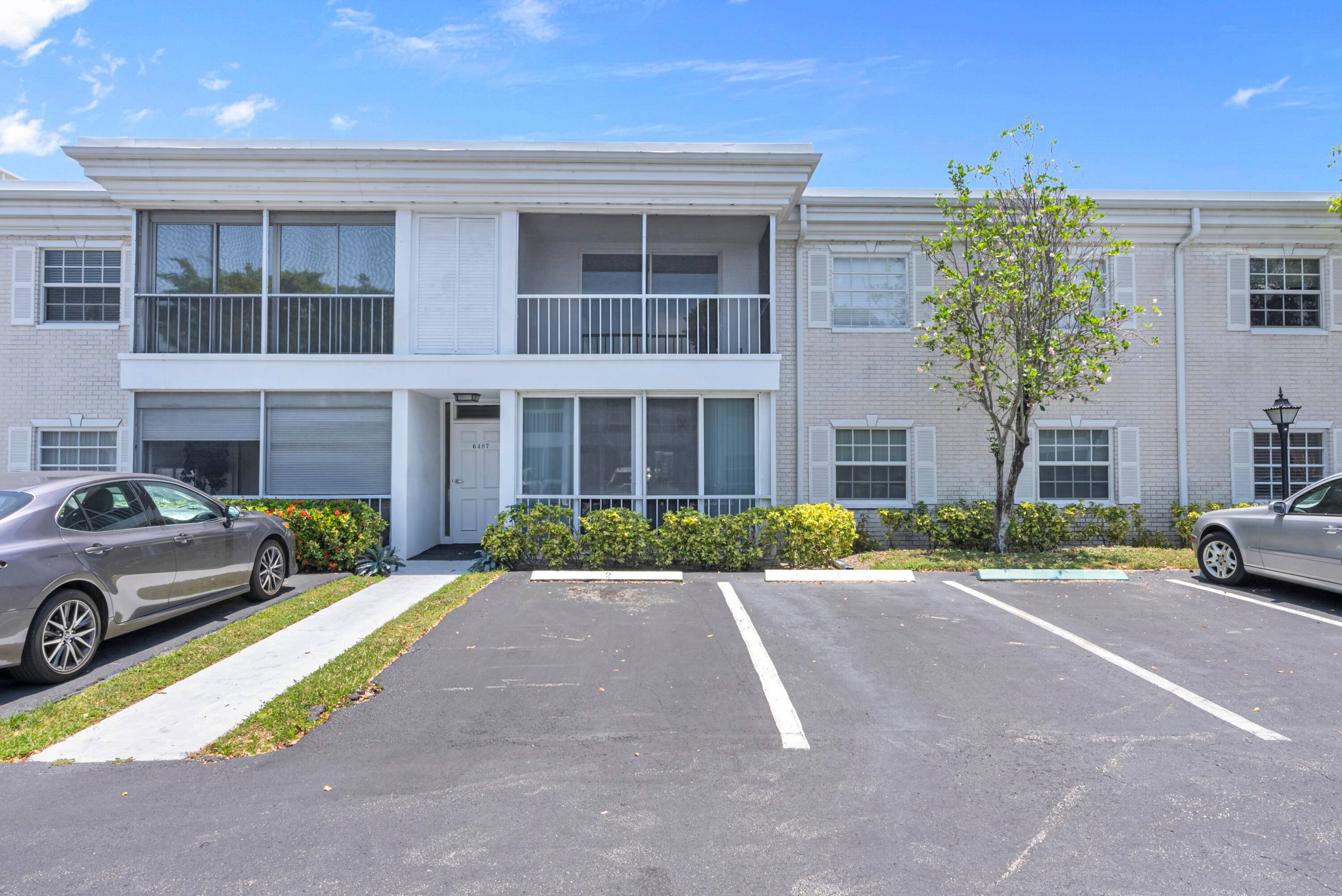 Exceptional Opportunity in a Gated Community Ideal for Living or as InvestmentDiscover the perfect combination of comfort, value, and location in this beautifully maintained unit, situated in a secure and ...