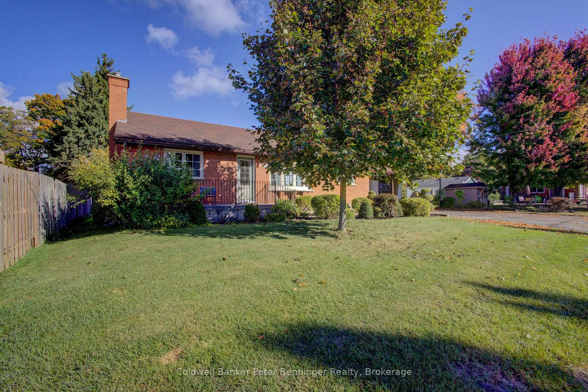Attractive and well maintained updated bungalow in Tara.