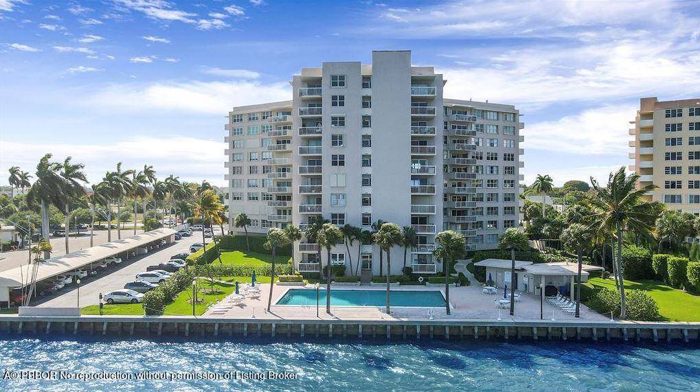 Experience the best of waterfront living in this sophisticated one bedroom apartment, offering breathtaking direct Intracoastal views.