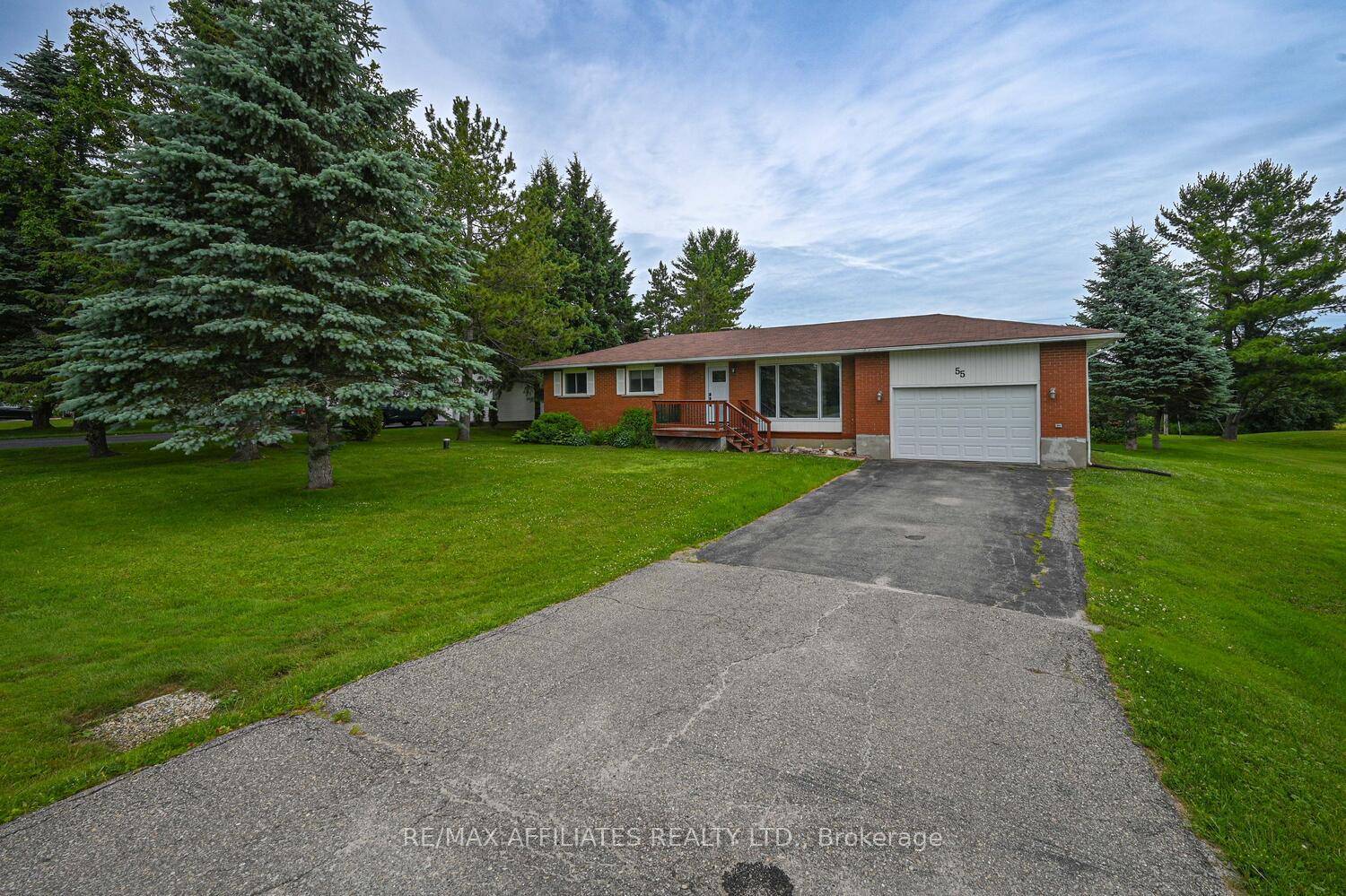 Welcome to this charming bungalow offering the perfect blend of peaceful country living and close to town convenience.