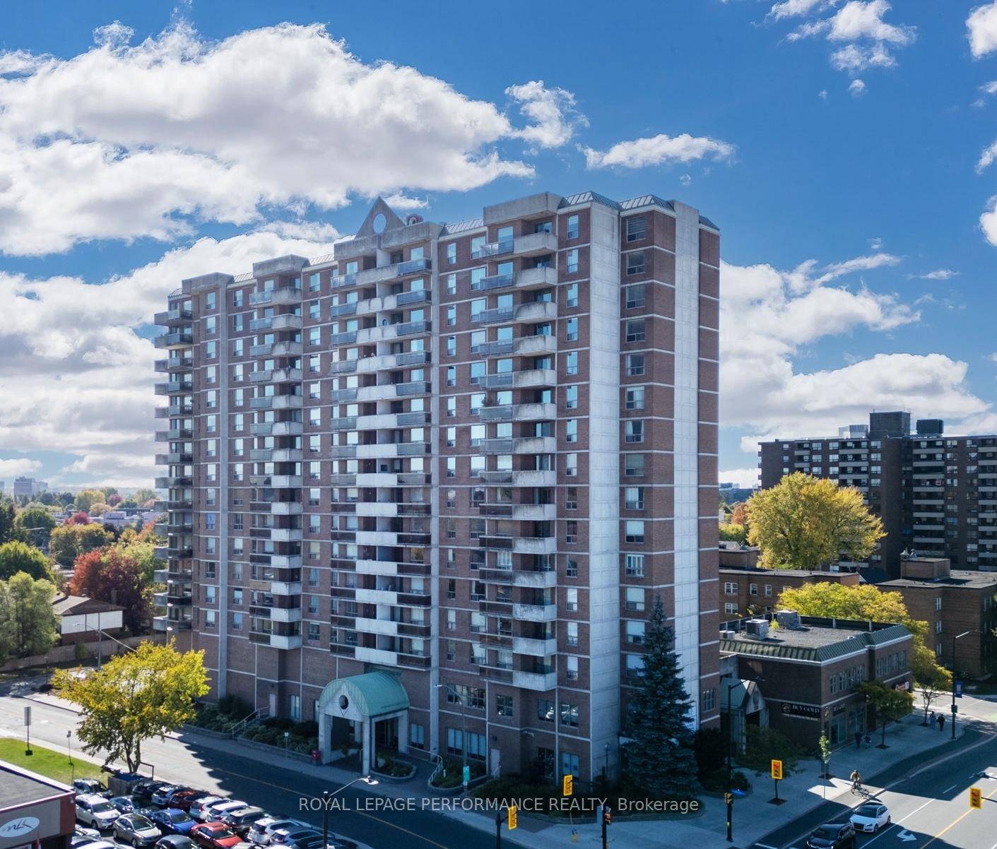 Wow ! A move in ready condo that has been maintained with lots of pride of ownership.