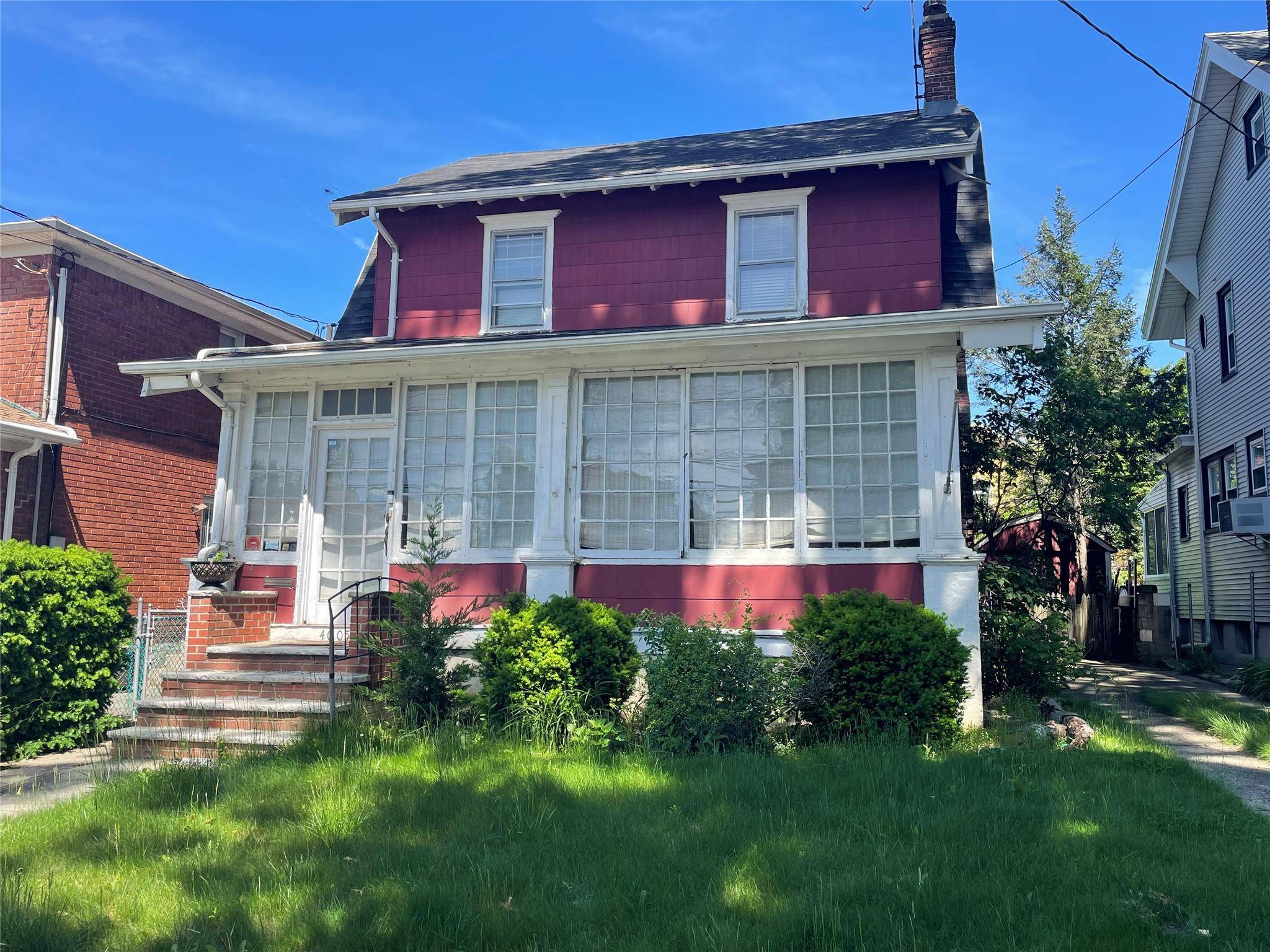 Welcome to this beautiful and expansive 5 bedroom 2.