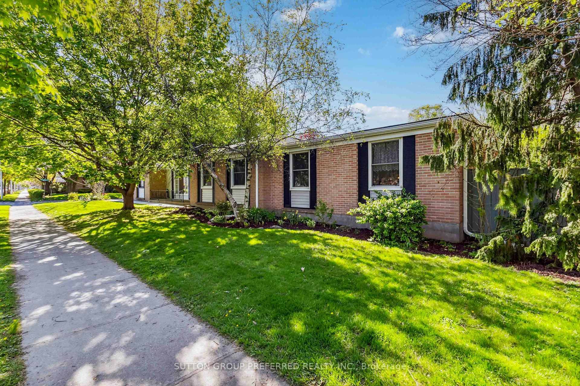 WESTMOUNT ! ! Unique one floor home is a must see.