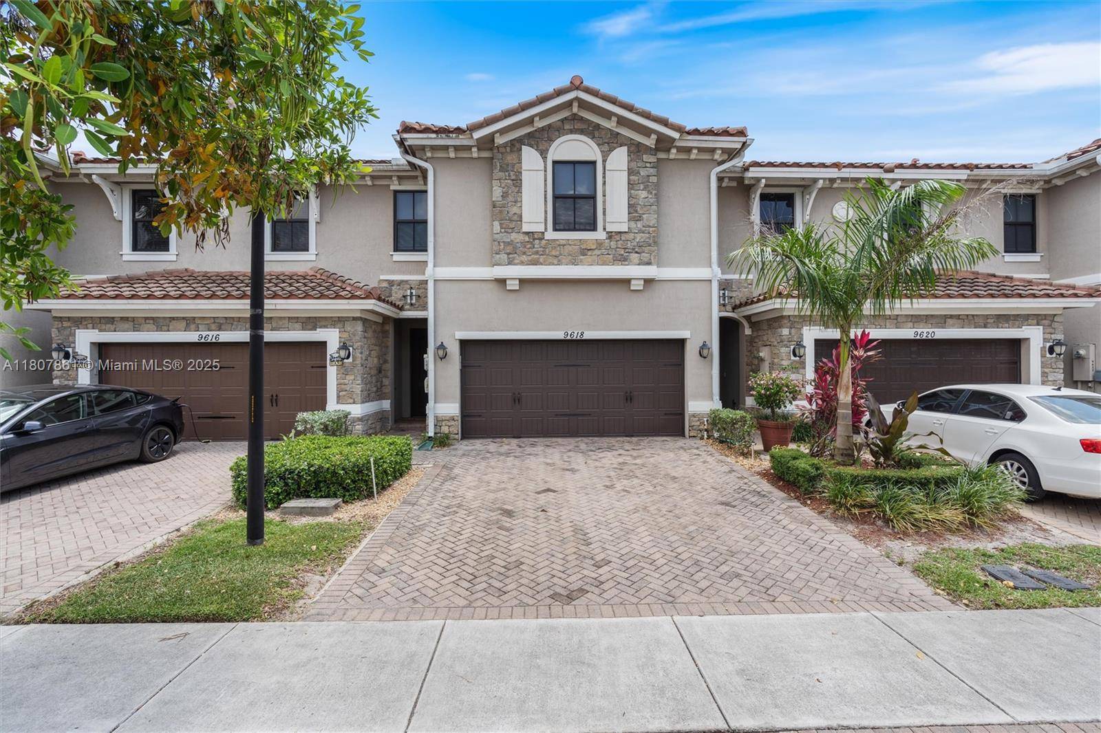 Exceptional 4BR 3. 5BA townhome in Parkland s sought after Town Parc at Miralago !