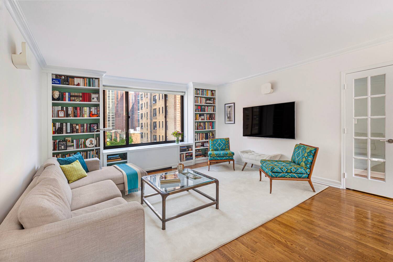 Sun filled condo in a choice Upper East Side location between Park and Lexington Avenues !